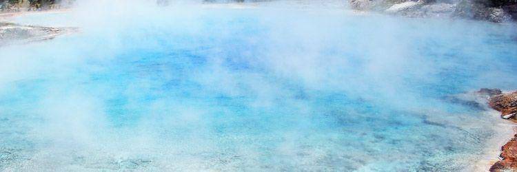 Bain dans les sources d'eaux chaudes du volcan Arenal