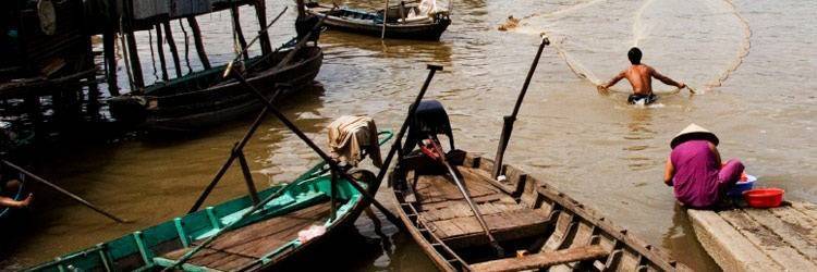 En sampan dans le Delta du Mékong