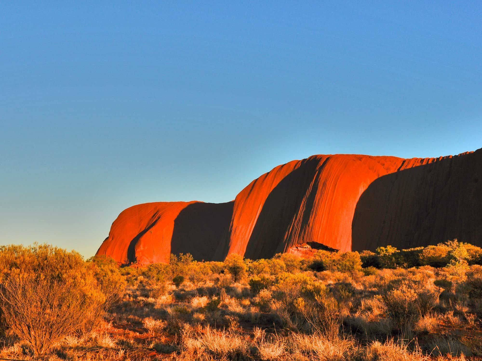 Exploration d'Uluru au coucher du soleil avec un guide local