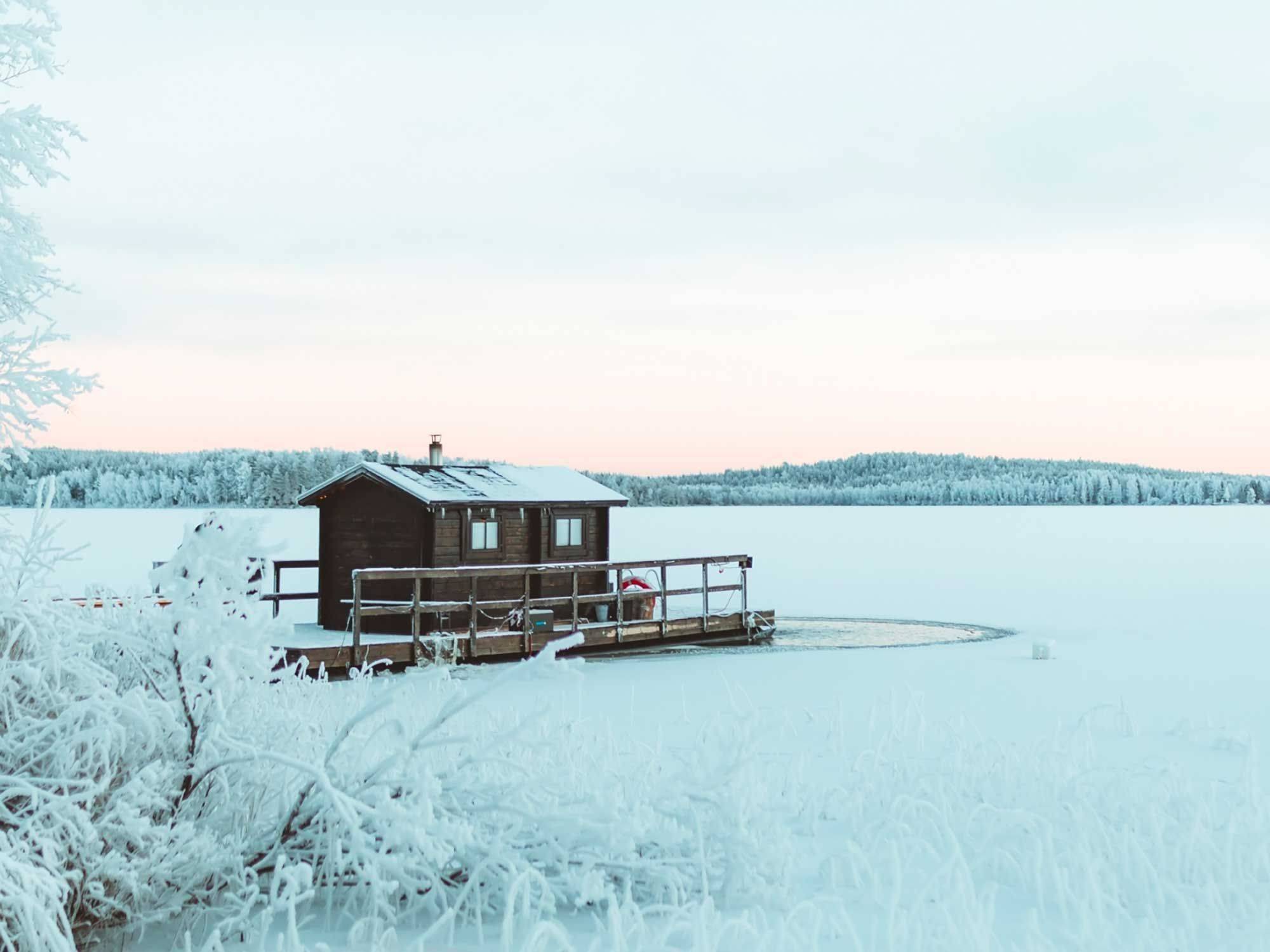 Sauna privatif au bord d'un lac gelé