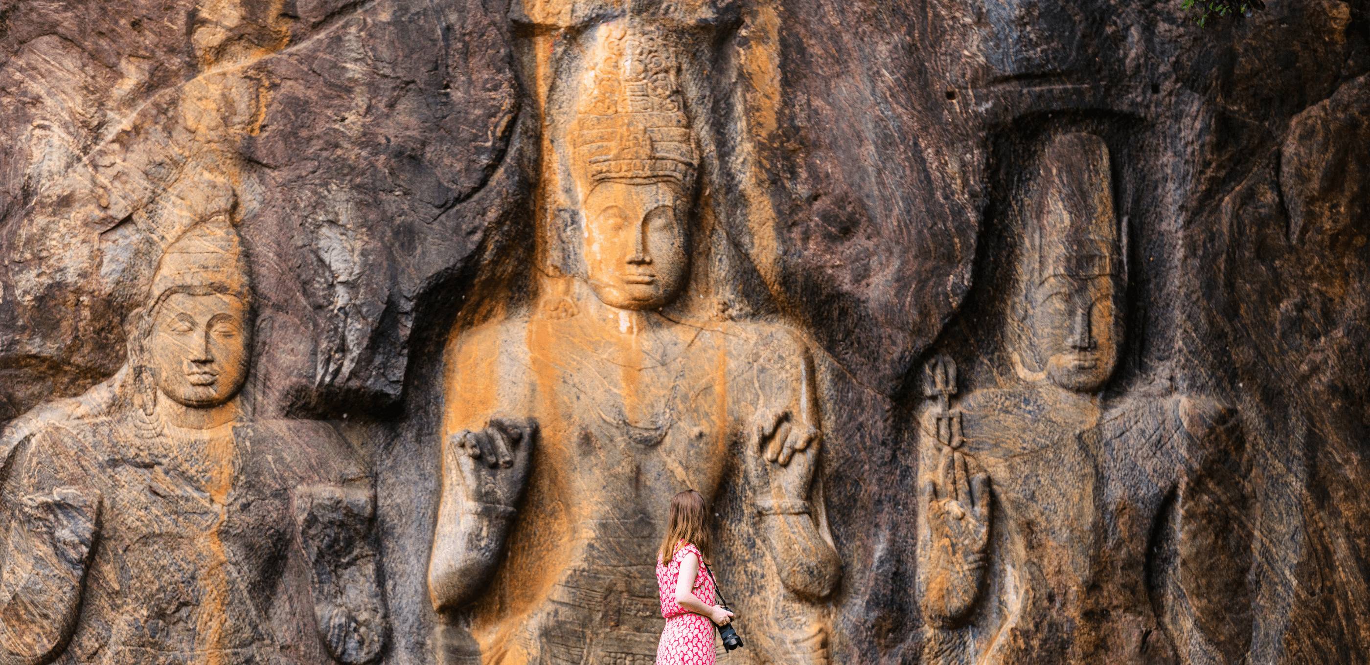 Thé des montagnes et bouddhas sculptés