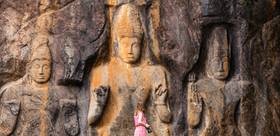 Thé des montagnes et bouddhas sculptés