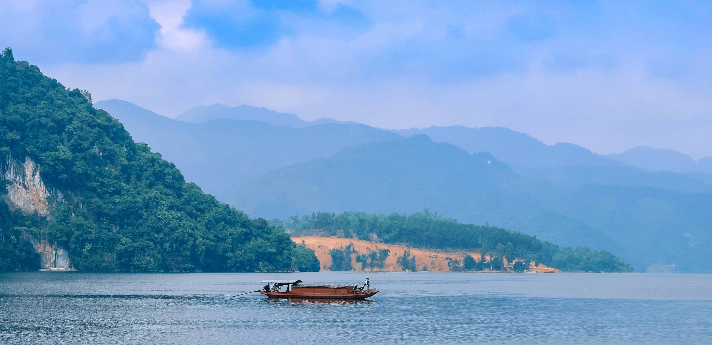 Du réservoir du Song Da à la vallée de Mai Chau