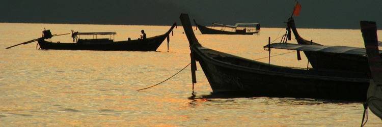 Pirogue à balancier au coucher du soleil