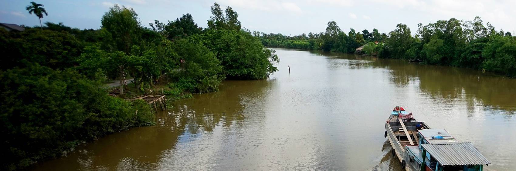 Sampan sur la rivière noire