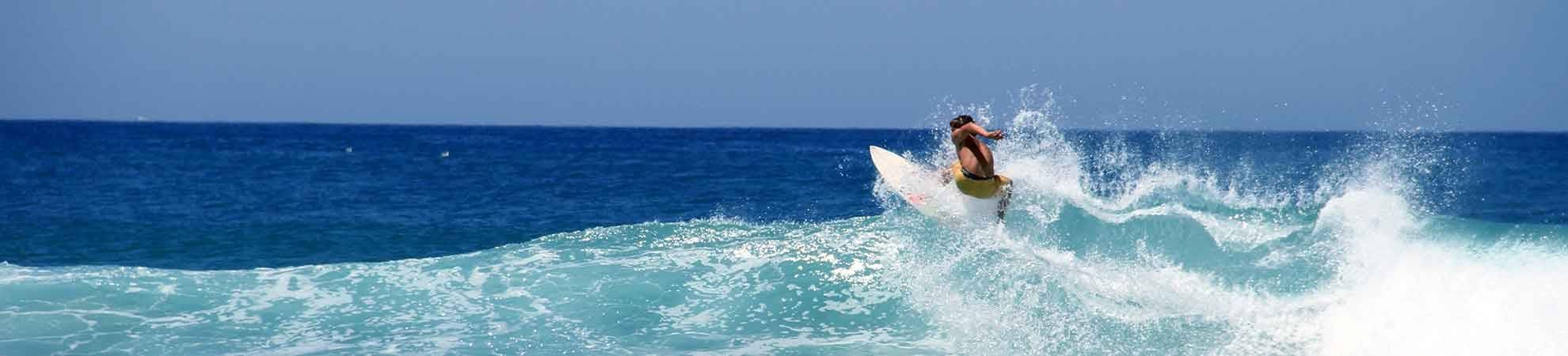 Surf sur la mer des Caraïbes