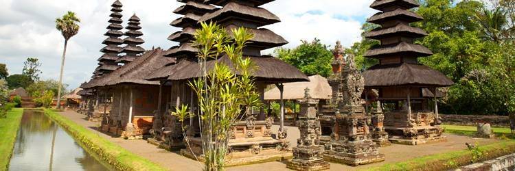 Temples, palais et vie locale